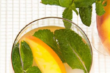 Sip Refreshment: The Art of Iced Peach Green Tea Lemonade